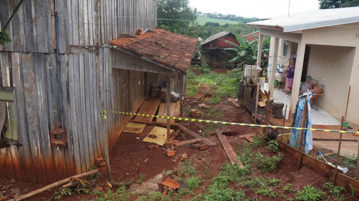 Quintal foi invadido por lama e casa dos fundos foi alagada - Foto: Ivan Maldonado