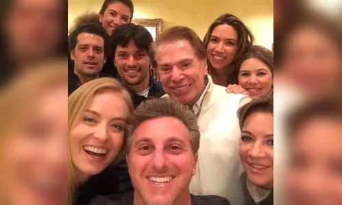Luciano Huck posta selfie com Angélica e Silvio Santos