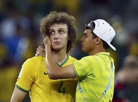 Thiago Silva e David Luiz, contudo, ficarão marcados como os titulares da defesa que não foi nem sombra do que poderia ter sido - Foto: Eddie Keogh / Reuters