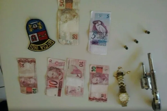 Certa quantia em dinheiro, além de um revolver - calibre 32 - foram apreendidos com o detido - Foto: Divulgação PM