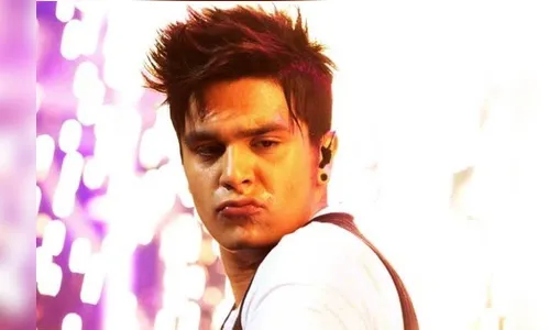 Luan Santana faz cara de nojo para fã