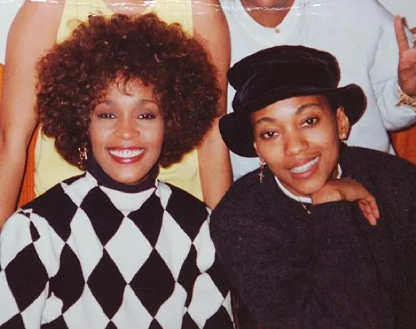 Whitney Houston e sua assistente Robin Crawford - Foto: Reprodução