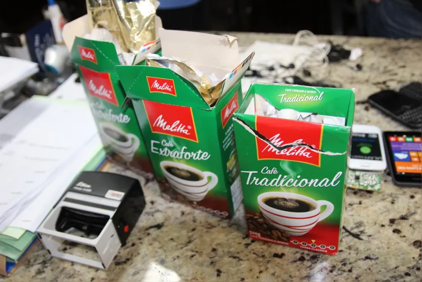  Os celulares teriam sido trazidos ao minipresídio em pacotes de café - Foto: Dirceu Lopes 