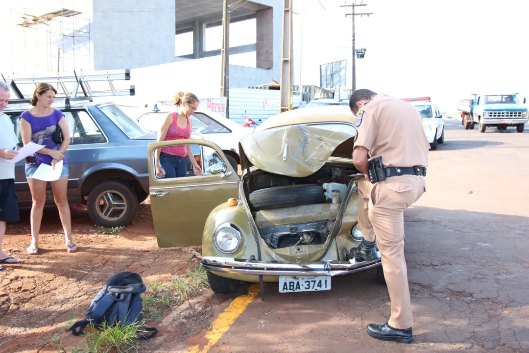 VW Fusca envolvido em acidente teve danos de grande monta - Foto: Dirceu Lopes