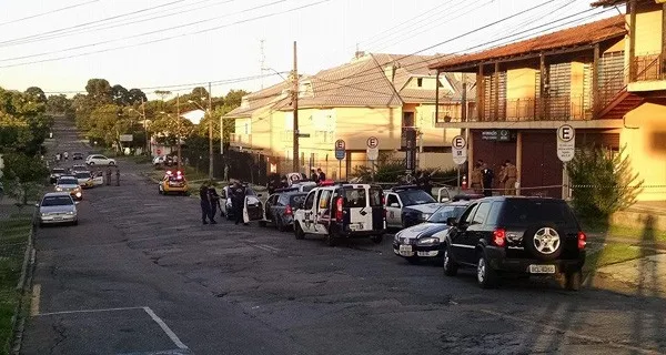 Uma intensa troca de tiros entre a Gangue da Dinamite e a Polícia Militar (PM) assustou moradores - Foto: Danaê Bubalo – Banda B