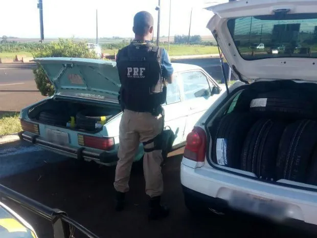Motoristas foram identificados e liberados, já a carga e os veículos foram apreendidos e encaminhados à delegacia da RF em Foz (Foto: PRF / Divulgação)