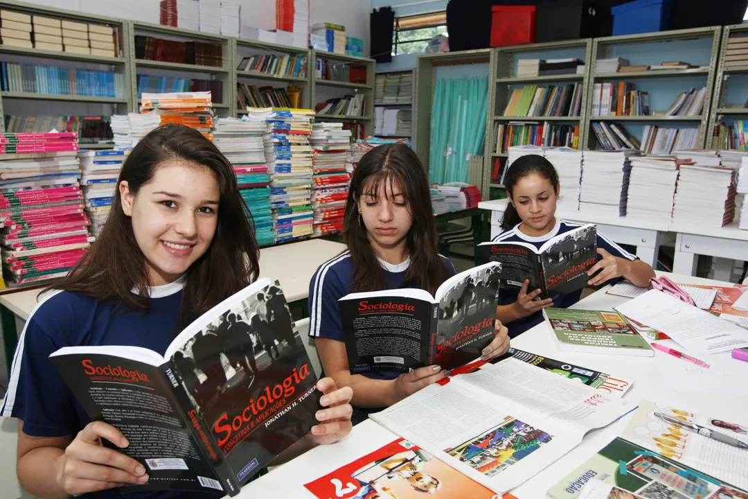 Secretaria da Educação orienta escolas sobre livros didáticos.Foto: SEED