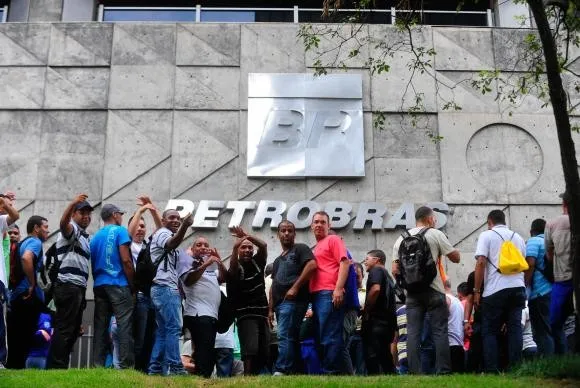 Trabalhadores  protestam  contra  a  Petrobras  por  demissões  e  salários  atrasados  no  Comperj  - Foto: Tânia Rego