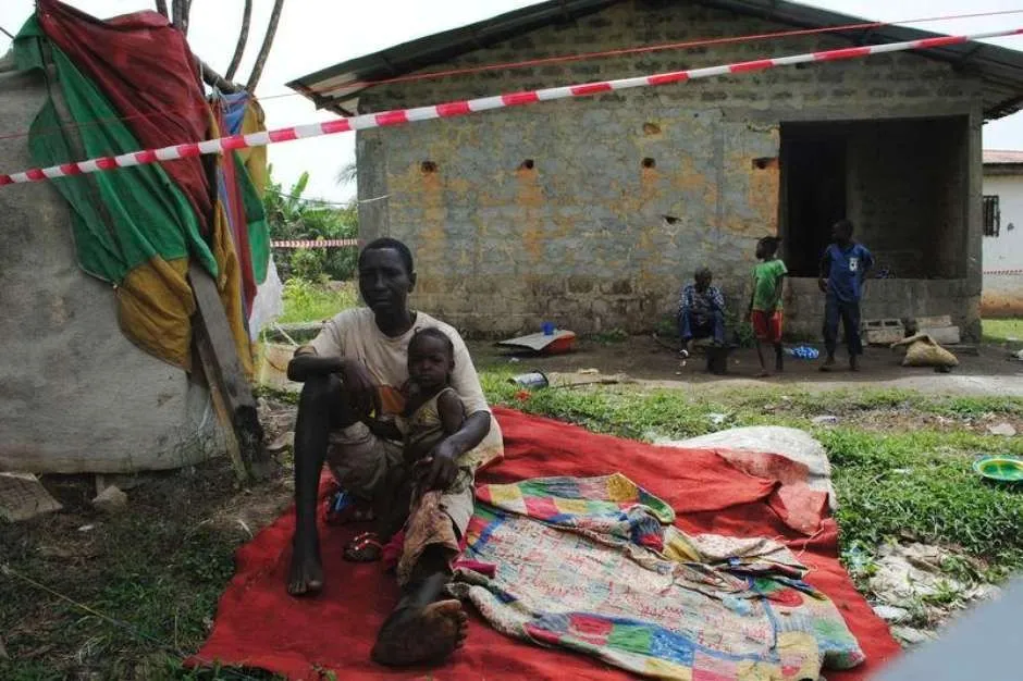 Paciente de Ebola James Flomo é colocado em isolamento com seus filhos após a morte da mulher em Monróvia, na Libéria, em 21 de janeiro Foto: James Giahyue / Reuters