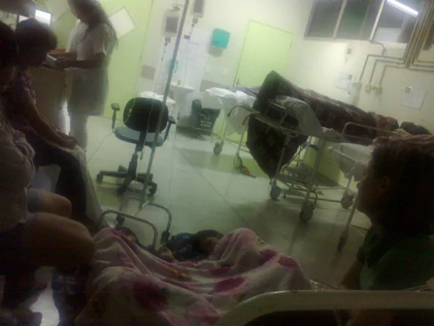 Outros pacientes registraram as duas adolescentes acomodadas sobre um cobertor no chão de uma das alas do Hospital Municipal de Foz do Iguaçu (Foto: Reprodução / RPC)