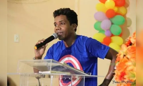 Pastor convoca fiéis para ‘Oração do Zap Zap’ e faz sucesso na net