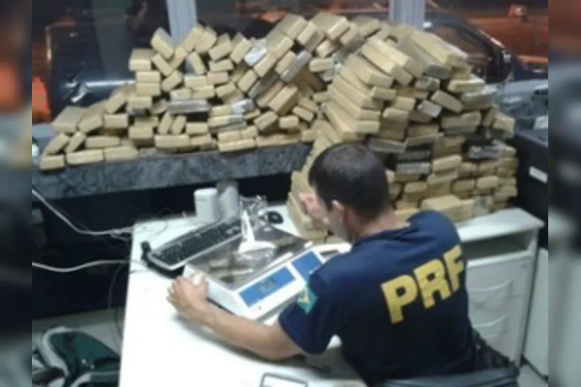  Maconha apreendida em carro estava dividia em 231 tabletes (Foto: Divulgação/PRF) 