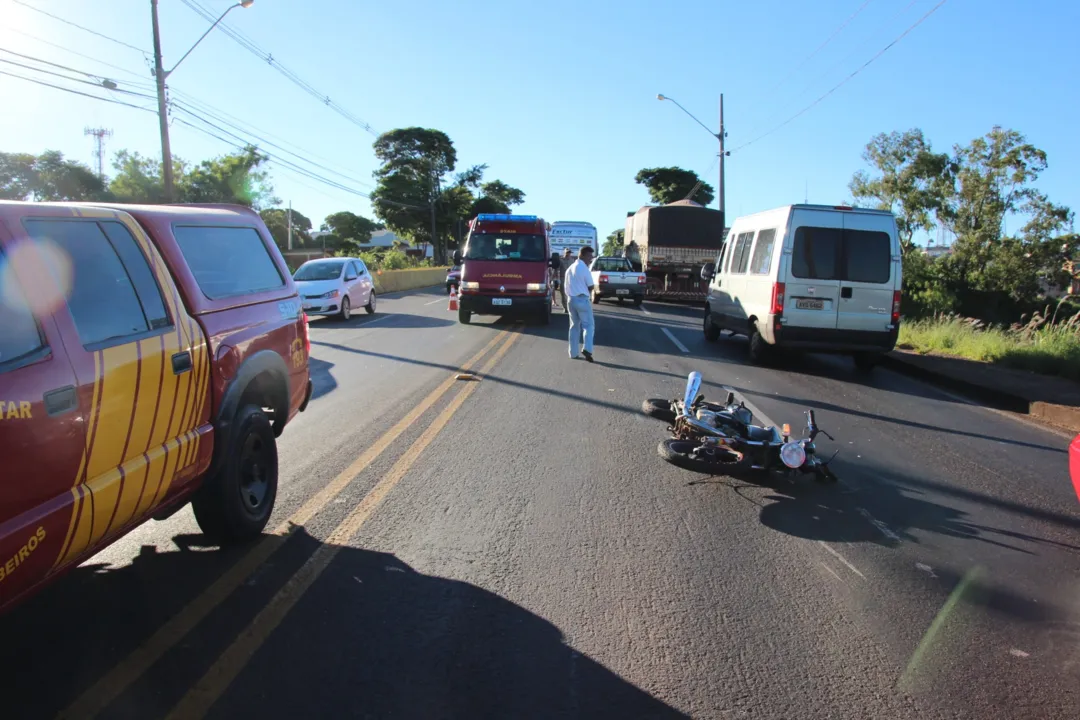 Acidente envolve caminhão e motocicleta em local na zona norte de Apucarana