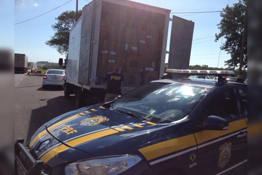 ​PRF apreende caminhão roubado que transportava 200 mil maços de cigarro