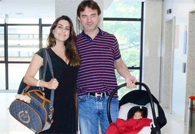 Apresentadora deixa maternidade após dar à luz e mostra 1º filho com o dono da Friboi - Foto: ofuxico.com.br