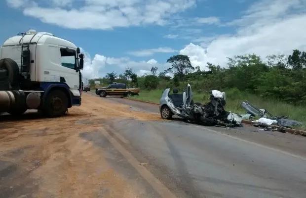 Carro ficou completamente destruído após a colisão; 5 pessoas morreram (Foto: Divulgação/ PRF)