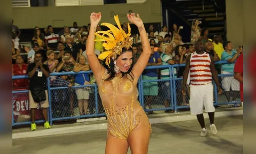 Aos 40 anos, Solange Gomes quase mostra demais em look ousado