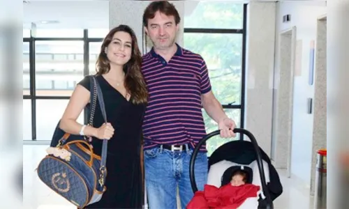 Apresentadora deixa maternidade após dar à luz e mostra 1º filho com o dono da Friboi