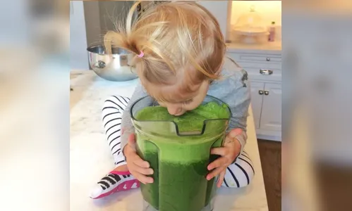  Filha de Gisele Bündchen mergulha em jarra de suco