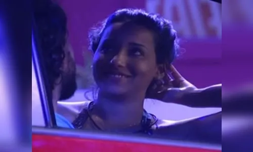 Ousadia no BBB! Talita tira a roupa e agarra Rafael