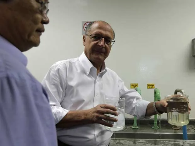 Alckmin visitou estação de tratamento em Suzano. (Foto: Nilton Fukuta/Estadão Conteúdo)