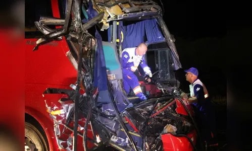 Acidente entre ônibus e caminhão deixa 25 feridos