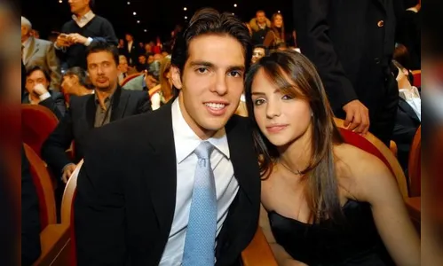 ​Mulher de Kaká cria saia justa em navio