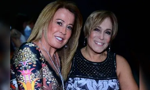 ​Solteira, Zilu assiste peça ao lado de Susana Vieira