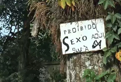 Moradores colocam placa "proibindo sexo" em rua no Paraná