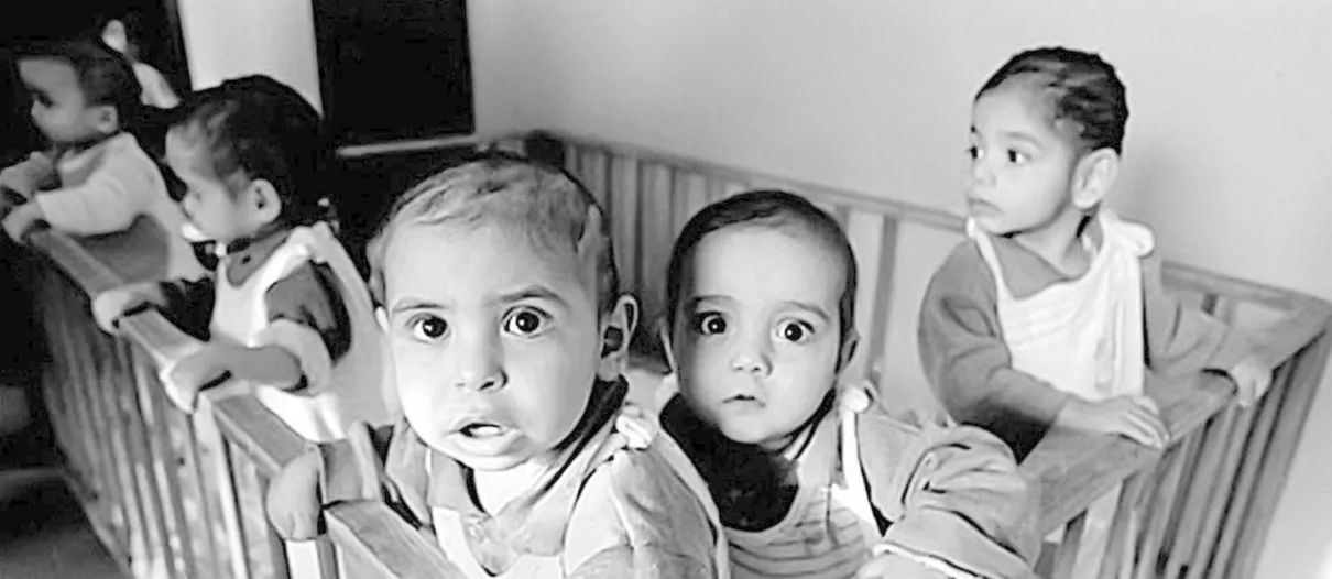 Sem cuidados. Crianças romenas em orfanato. Organização - Divulgação/Romanian Children’s Relief  