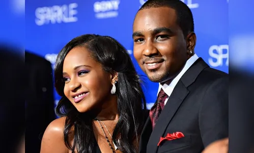 Pai diz que Bobbi Brown, filha de Whitney Houston, acordou do coma