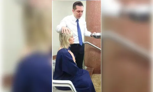 Andressa Urach é batizada na Igreja Universal