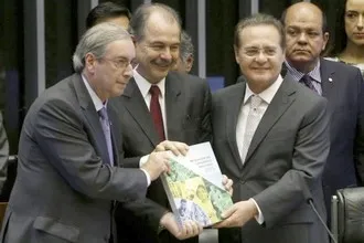 Mercadante com presidente da Câmara Eduardo Cunha e o presidente do Senado Renan Calheiros exibem mensagem da presidente Dilma Rousseff – Foto: Dida Sampaio