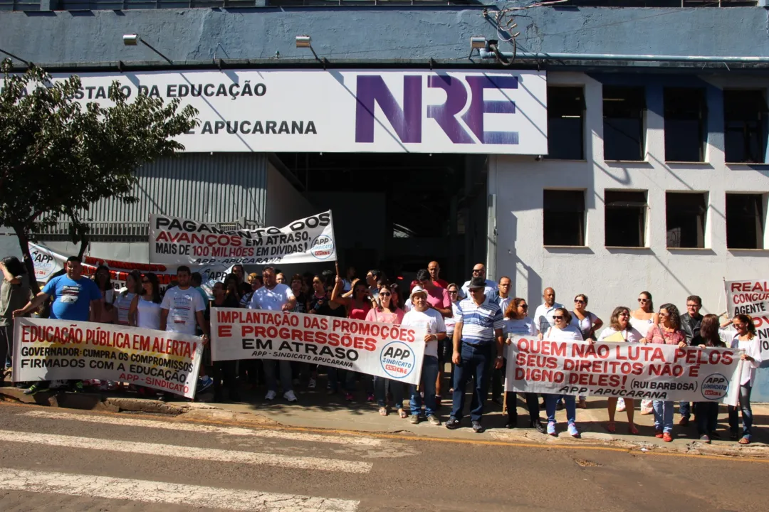 Portando faixas e cartazes com críticas ao governo do Estado, cerca de 100 professores da rede pública de ensino fizeram ato de protesto hoje em Apucarana - Foto: Dirceu Lopes