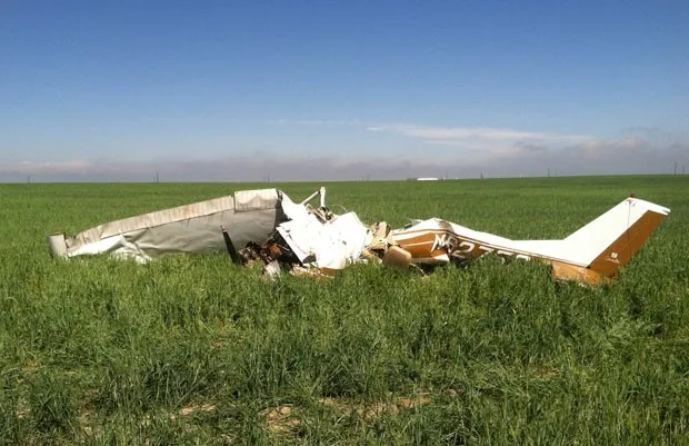 Foto de 31 de maio de 2014 mostra o avião que caiu perto de Denver, nos EUA, matando o piloto e o passageiro (Foto: Adams County Sheriff's Department, Sgt. Aaron Pataluna/AP)