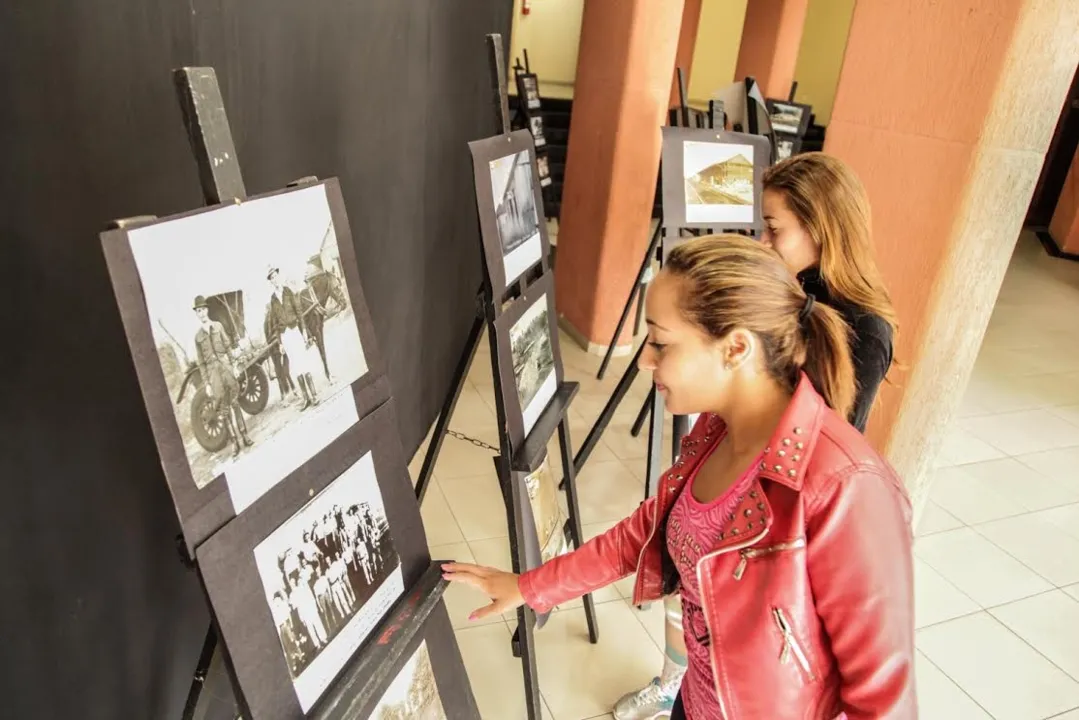 Exposição Apucarana em Fotos: Recontando a História dos 71 anos de Apucarana foi aberta ao público nesta quarta-feira (04/02) - Foto: Divulgação
