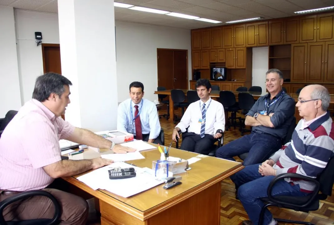 Prefeito Beto Preto discute projetos com dirigentes da CEF - Foto: Assessoria de imprensa