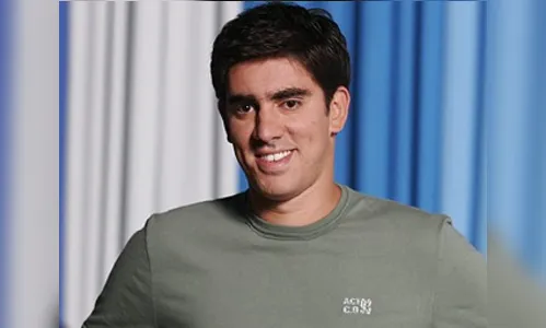 ​Marcelo Adnet, sem aliança, comenta postura após fotos beijando loira