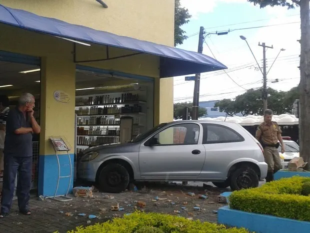 Carro invade farmácia, em Curitiba (Foto: Adriana Justi / G1 PR)