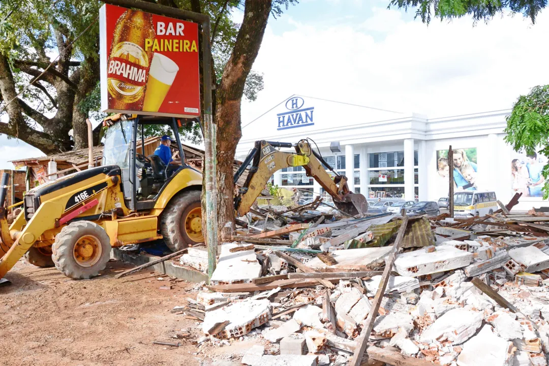 Demolição de edificação em Arapongas ocorreu em cumprimento a um mandado de reintegração de posse concedido pela Justiça Federal à Viapar - Foto: Delair Garcia/Tribuna do Norte