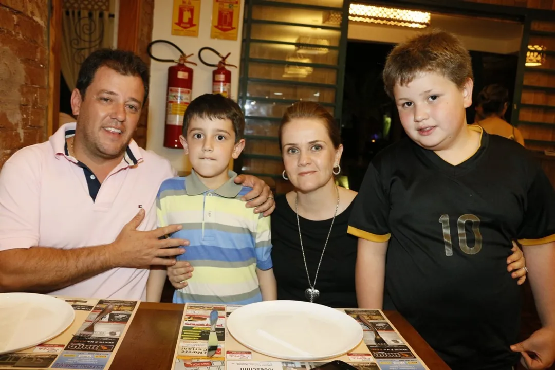 Fábio Natel  e Angela Natel com o filho Pedro e Sobrinho Lucas Natel
