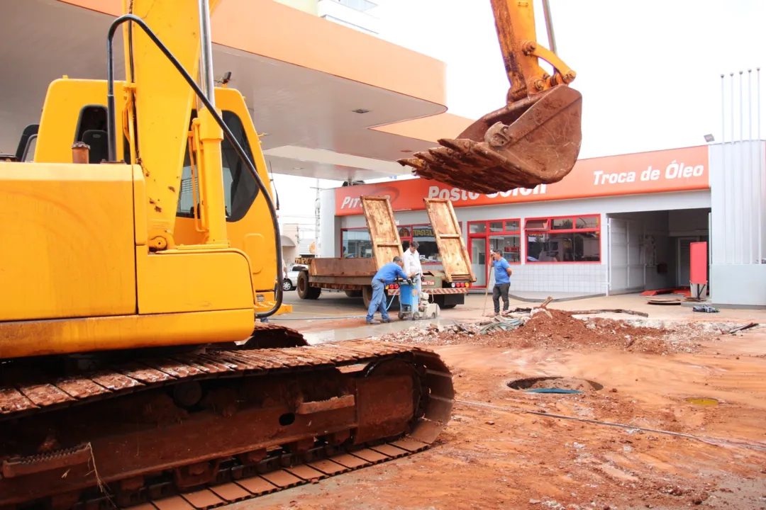 Posto Solon, em Apucarana, já começou a ser demolido- Foto: Dirceu Lopes 