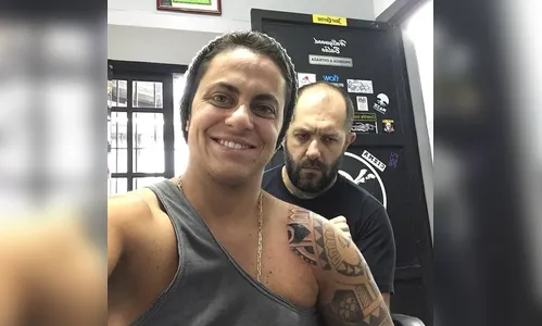 Thammy Miranda faz tatuagem no braço e mostra parte do peitoral
