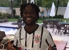 Vágner Love já vestiu a camisa do Corinthians nesta sexta-feira (Foto: Divulgação)