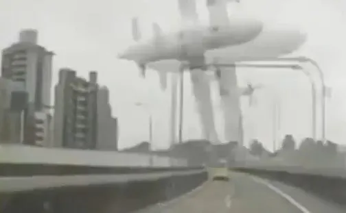 Vídeo mostra queda de avião logo após decolar em Taiwan - Foto: Twitter