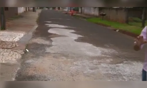 ​Moradores do Paraná usam cimento pra arrumar ruas esburacadas