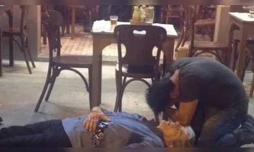 'Império': Enrico se ajoelha aos pés do pai e pede perdão 'Fui vítima do meu egoísmo'