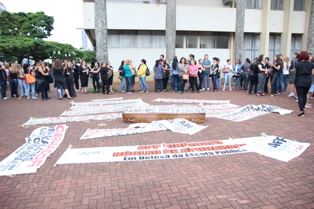 Até um "caixão" foi levado para a manifestação, simbolizando "velório" da Educação no Paraná - Foto: Dirceu Lopes