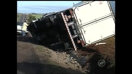 Caminhão tombou após colidir na traseira de ônibus (Foto: Giliardy Freitas/TV TEM)