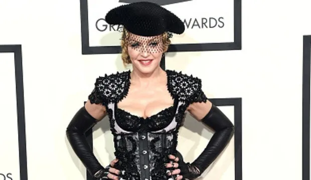 Madonna usa look toureiro e mostra bunda na chegada ao Grammy - Foto: G1